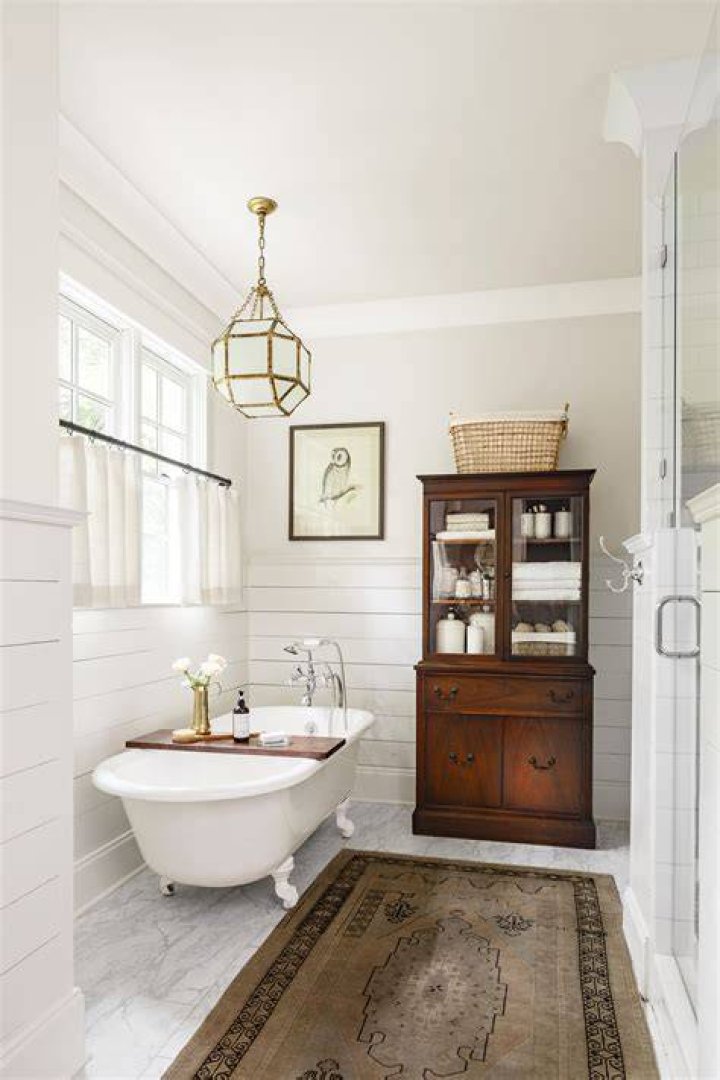 clawfoot tub bathroom